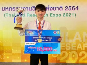 หลักสูตรการจัดการธุรกิจและการเงินยุคดิจิทัล และหลักสูตรบริหารธุรกิจสาขาการเงิน สำนักวิชาการจัดการ มหาวิทยาลัยวลัยลักษณ์ ขอแสดงความยินดีกับ "นายเปรมศักดิ์ ถนอมศักดิ์ นักศึกษาการเงินชั้นปีที่ 2 หลักสูตรบริหารธุรกิจ สาขาการเงิน" ซึ่งคว้ารางวัลระดับดีมาก จากการประกวดผลงานนวัตกรรมสายอุดมศึกษา ประจำปีการศึกษา 2564 ซึ่งจัดโดยกระทรวงการอุดมศึกษา วิทยาศาสตร์ วิจัยและนวัตกรรม สำนักงานการวิจัยแห่งชาติ (วช.) โดยทีม "Tricho-Orga-Soil"ดินปลูกมหัศจรรย์สร้างภูมิคุ้มกันพืช " ซึ่งเป็นทีมของนักศึกษาจากมหาวิทยาลัยวลัยลักษณ์ ประกอบด้วย 1. นายเจษฎา สืบกระพันธ์ นักศึกษาสำนักวิชาเทคโนโลยีการเกษตรและอุตสาหกรรมอาหาร 2. นายฤทธิไกร มาศเมฆ นักศึกษาสำนักวิชาเทคโนโลยีการเกษตรและอุตสาหกรรมอาหาร 3. นายเปรมศักดิ์ ถนอมศักดิ์ นักศึกษาสำนักวิชาการจัดการ(หลักสูตรการเงิน) &nbsp; &nbsp; &nbsp; ซึ่งได้ส่งผลงานวิจัยเข้าร่วมประกวดแข่งขันในงาน" มหกรรมงานวิจัยแห่งชาติ 2564 (ThailandResearch Expo 2021)" ณ โรงแรมเซ็นทาราแกรนด์และบางกอกคอนเวนชันเซ็นเตอร์ เซ็นทรัลเวิลด์ กรุงเทพฯ ระหว่างวันที่ 23-26 พ.ย.2564 ที่ผ่านมา โดยได้นำเสนอภาคนิทรรศการด้านการเกษตรและอุตสาหกรรมการเกษตร (ระดับปริญญาตรี) เรื่อง "Tricho-Orga-Soil" ดินปลูกมหัศจรรย์สร้างภูมิคุ้มกันพืช" และคว้ารางวัลระดับดีมาก พร้อมเงินรางวัลมูลค่ากว่า 15,000 บาท
