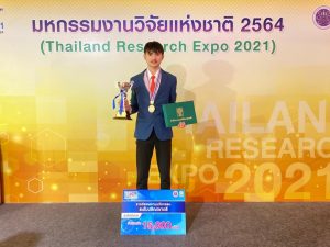 หลักสูตรการจัดการธุรกิจและการเงินยุคดิจิทัล และหลักสูตรบริหารธุรกิจสาขาการเงิน สำนักวิชาการจัดการ มหาวิทยาลัยวลัยลักษณ์ ขอแสดงความยินดีกับ "นายเปรมศักดิ์ ถนอมศักดิ์ นักศึกษาการเงินชั้นปีที่ 2 หลักสูตรบริหารธุรกิจ สาขาการเงิน" ซึ่งคว้ารางวัลระดับดีมาก จากการประกวดผลงานนวัตกรรมสายอุดมศึกษา ประจำปีการศึกษา 2564 ซึ่งจัดโดยกระทรวงการอุดมศึกษา วิทยาศาสตร์ วิจัยและนวัตกรรม สำนักงานการวิจัยแห่งชาติ (วช.) โดยทีม "Tricho-Orga-Soil"ดินปลูกมหัศจรรย์สร้างภูมิคุ้มกันพืช " ซึ่งเป็นทีมของนักศึกษาจากมหาวิทยาลัยวลัยลักษณ์ ประกอบด้วย 1. นายเจษฎา สืบกระพันธ์ นักศึกษาสำนักวิชาเทคโนโลยีการเกษตรและอุตสาหกรรมอาหาร 2. นายฤทธิไกร มาศเมฆ นักศึกษาสำนักวิชาเทคโนโลยีการเกษตรและอุตสาหกรรมอาหาร 3. นายเปรมศักดิ์ ถนอมศักดิ์ นักศึกษาสำนักวิชาการจัดการ(หลักสูตรการเงิน) &nbsp; &nbsp; &nbsp; ซึ่งได้ส่งผลงานวิจัยเข้าร่วมประกวดแข่งขันในงาน" มหกรรมงานวิจัยแห่งชาติ 2564 (ThailandResearch Expo 2021)" ณ โรงแรมเซ็นทาราแกรนด์และบางกอกคอนเวนชันเซ็นเตอร์ เซ็นทรัลเวิลด์ กรุงเทพฯ ระหว่างวันที่ 23-26 พ.ย.2564 ที่ผ่านมา โดยได้นำเสนอภาคนิทรรศการด้านการเกษตรและอุตสาหกรรมการเกษตร (ระดับปริญญาตรี) เรื่อง "Tricho-Orga-Soil" ดินปลูกมหัศจรรย์สร้างภูมิคุ้มกันพืช" และคว้ารางวัลระดับดีมาก พร้อมเงินรางวัลมูลค่ากว่า 15,000 บาท