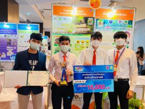 หลักสูตรการจัดการธุรกิจและการเงินยุคดิจิทัล และหลักสูตรบริหารธุรกิจสาขาการเงิน สำนักวิชาการจัดการ มหาวิทยาลัยวลัยลักษณ์ ขอแสดงความยินดีกับ "นายเปรมศักดิ์ ถนอมศักดิ์ นักศึกษาการเงินชั้นปีที่ 2 หลักสูตรบริหารธุรกิจ สาขาการเงิน" ซึ่งคว้ารางวัลระดับดีมาก จากการประกวดผลงานนวัตกรรมสายอุดมศึกษา ประจำปีการศึกษา 2564 ซึ่งจัดโดยกระทรวงการอุดมศึกษา วิทยาศาสตร์ วิจัยและนวัตกรรม สำนักงานการวิจัยแห่งชาติ (วช.) โดยทีม "Tricho-Orga-Soil"ดินปลูกมหัศจรรย์สร้างภูมิคุ้มกันพืช " ซึ่งเป็นทีมของนักศึกษาจากมหาวิทยาลัยวลัยลักษณ์ ประกอบด้วย 1. นายเจษฎา สืบกระพันธ์ นักศึกษาสำนักวิชาเทคโนโลยีการเกษตรและอุตสาหกรรมอาหาร 2. นายฤทธิไกร มาศเมฆ นักศึกษาสำนักวิชาเทคโนโลยีการเกษตรและอุตสาหกรรมอาหาร 3. นายเปรมศักดิ์ ถนอมศักดิ์ นักศึกษาสำนักวิชาการจัดการ(หลักสูตรการเงิน) &nbsp; &nbsp; &nbsp; ซึ่งได้ส่งผลงานวิจัยเข้าร่วมประกวดแข่งขันในงาน" มหกรรมงานวิจัยแห่งชาติ 2564 (ThailandResearch Expo 2021)" ณ โรงแรมเซ็นทาราแกรนด์และบางกอกคอนเวนชันเซ็นเตอร์ เซ็นทรัลเวิลด์ กรุงเทพฯ ระหว่างวันที่ 23-26 พ.ย.2564 ที่ผ่านมา โดยได้นำเสนอภาคนิทรรศการด้านการเกษตรและอุตสาหกรรมการเกษตร (ระดับปริญญาตรี) เรื่อง "Tricho-Orga-Soil" ดินปลูกมหัศจรรย์สร้างภูมิคุ้มกันพืช" และคว้ารางวัลระดับดีมาก พร้อมเงินรางวัลมูลค่ากว่า 15,000 บาท