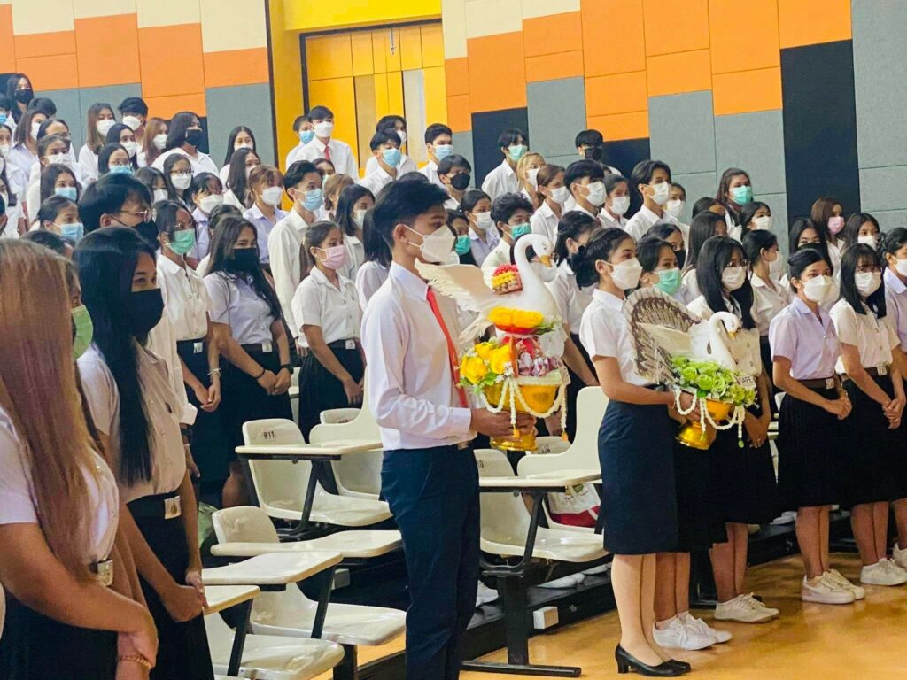 &nbsp;สำนักวิชาการบัญชีและการเงิน มหาวิทยาลัยวลัยลักษณ์ โดย สโมสรนักศึกษาสำนักวิชาการบัญชีและการเงิน ได้จัดกิจกรรม “ศิษย์มีครู สำนักวิชาการบัญชีและการเงิน ประจำปีการศึกษา 2565”&nbsp; ในวันพฤหัสบดีที่ 30 กรกฎาคม 2565 เพื่อเป็นการแสดงออกซึ่งศิษย์ที่แสดงความเคารพ ยอมรับนับถือต่อครูบาอาจารย์ &nbsp; &nbsp; &nbsp; &nbsp; &nbsp; &nbsp; &nbsp; &nbsp; &nbsp;รองศาสตราจารย์ ดร. จีรเกียรติ&nbsp; อภิบุณโยภาส คณบดีสำนักวิชาการบัญชีและการเงิน ได้กล่าวให้โอวาทแก่นักศึกษา จำนวนกว่า 300 คน พร้อมคณาจารย์สำนักวิชาการบัญชีและการเงินได้เข้าร่วมกิจกรรมในครั้งนี้ 20ท่าน ถือได้ว่ากิจกรรมในครั้งนี้ ได้แสดงให้เห็นถึงความสำคัญของครู เพราะศิษย์ดีได้เพราะมีครู