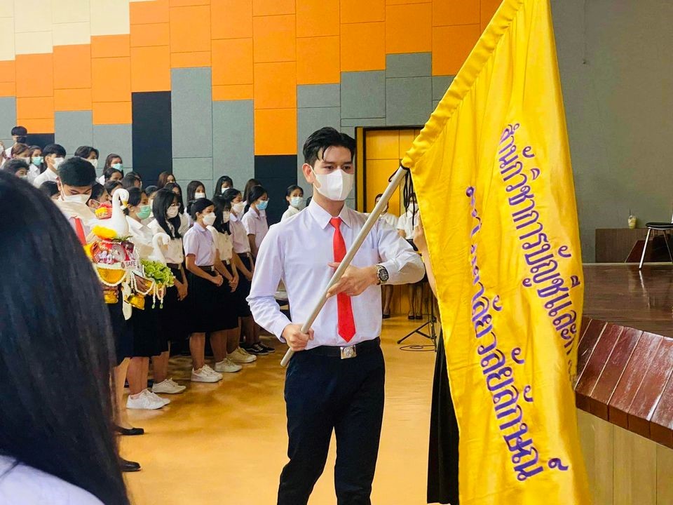 &nbsp;สำนักวิชาการบัญชีและการเงิน มหาวิทยาลัยวลัยลักษณ์ โดย สโมสรนักศึกษาสำนักวิชาการบัญชีและการเงิน ได้จัดกิจกรรม “ศิษย์มีครู สำนักวิชาการบัญชีและการเงิน ประจำปีการศึกษา 2565”&nbsp; ในวันพฤหัสบดีที่ 30 กรกฎาคม 2565 เพื่อเป็นการแสดงออกซึ่งศิษย์ที่แสดงความเคารพ ยอมรับนับถือต่อครูบาอาจารย์ &nbsp; &nbsp; &nbsp; &nbsp; &nbsp; &nbsp; &nbsp; &nbsp; &nbsp;รองศาสตราจารย์ ดร. จีรเกียรติ&nbsp; อภิบุณโยภาส คณบดีสำนักวิชาการบัญชีและการเงิน ได้กล่าวให้โอวาทแก่นักศึกษา จำนวนกว่า 300 คน พร้อมคณาจารย์สำนักวิชาการบัญชีและการเงินได้เข้าร่วมกิจกรรมในครั้งนี้ 20ท่าน ถือได้ว่ากิจกรรมในครั้งนี้ ได้แสดงให้เห็นถึงความสำคัญของครู เพราะศิษย์ดีได้เพราะมีครู