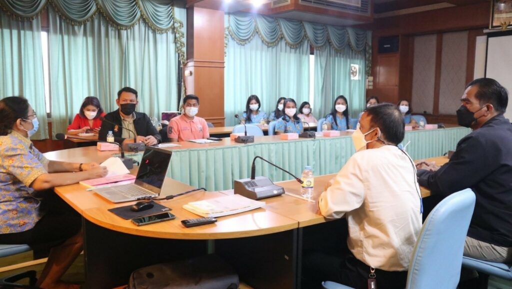 เมื่อวันที่ 29 - 30 มิถุนายน 2565 มหาวิทยาลัยวลัยลักษณ์ นำโดย อาจารย์ ดร. พงศ์พันธุ์ คำพรรณ์ สำนักวิชาการบัญชีและการเงิน และคณะทำงานศูนย์บริการวิชาการ ร่วมกับ กองการศึกษา ศาสนาและวัฒนธรรม องค์การบริหารส่วนตำบลไทยบุรี ภายใต้โครงการเพื่อความเสมอภาคทางการศึกษาของเด็กปฐมวัย ปีที่ 2 (Early Childhood Education Project : ECEEP) ได้นำผู้บริหารองค์กรปกครองส่วนท้องถิ่น นำโดย นายเกรียงศักดิ์ ผดุงกาญจน์ นายกอบต.ไทยบุรี พร้อมด้วย รองนายกทั้ง 2 ท่าน เลขานุการนายก ปลัด อบต. ครูและบุคลากรทางการศึกษา ศูนย์พัฒนาเด็กเล็ก (ศพด.ชุมชนสาธิตวลัยลักษณ์พัฒนา และศพด.วัดโคกเหล็ก) สังกัด อบต.ไทยบุรี “ศึกษาดูงานกระบวนการจัดการเรียนการสอนระดับปฐมวัยด้วยหลักสูตร High Scope” ณ โรงเรียนสมานคุณวิทยาทาน ตำบลหาดใหญ่ อำเภอหาดใหญ่ จังหวัดสงขลา