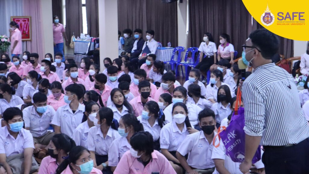 &nbsp; &nbsp; &nbsp; &nbsp; &nbsp; &nbsp; &nbsp; &nbsp; &nbsp; &nbsp; &nbsp; &nbsp; &nbsp; &nbsp; &nbsp; &nbsp; &nbsp; &nbsp; &nbsp; &nbsp; &nbsp; &nbsp; &nbsp; &nbsp; &nbsp; &nbsp; &nbsp; เมื่อวันอังคารที่ 9 สิงหาคม 2565 เวลา 14.30-16.30 น. สำนักวิชาการบัญชีเเละการเงิน นำโดย อาจารย์ ดร.ชลกานต์ เบ็ญจศักดิ์ หัวหน้าสาขาวิชาการเงินและเศรษฐศาสตร์ นายพิเชฐ กรดกางกั้น เจ้าหน้าที่งานประชาสัมพันธ์รับสมัครนักศึกษาใหม่ นักศึกษาหลักสูตรการจัดการธุรกิจเเละการเงินยุคดิจิทัลเเละนักศึกษาเศรษฐศาสตร์ เข้าร่วมเเนะเเนวให้ข้อมูลการเข้าศึกษาต่อในระดับอุดมศึกษา กับ TCAS "66" โดยมีนักเรียนชั้นมัธยมศึกษาชั้นปีที่ 6 โรงเรียนพรหมคีรีพิทยาคม จำนวน 150 คน เข้ารับฟังการเเนะเเนว ทั้งนี้นักเรียนที่เข้าร่วมการรับฟังการเเนะเเนวให้การสนใจใน 3 หลักสูตรของสำนักวิชาการบัญชีเเละการเงินกันเป็นจำนวนมาก เเละหวังไว้เป็นอย่างยิ่งว่าการเเนะเเนวในครั้งนี้ จะทำให้นักเรียนได้รับความรู้เเละค้นหาตัวเองในสิ่งที่ชอบ หลักสูตรที่ใช้ ในมหาวิทยาลัยที่โดน เเล้วเจอกันที่ มหาวิทยาลัยวลัยลักษณ์