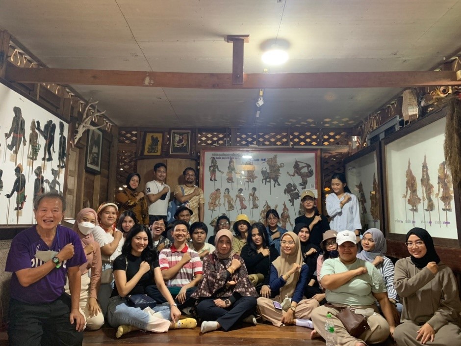 School of Accountancy and Finance, Walailak University has organized an exchange student exchange program with Faculty of Economics & Business (FEB) Universitas Pembangunan Nasional "Veteran" Jakarta (UPNVJ), Jakarta, Indonesia on the SAFE/SM-FEB Summer School project during 1-12 August 2022 at Walailak University, Nakhon Si Thammarat. The event is a continuing project from The FEB-SM Summer School project originate in June 2022. This project aims at a collaboration for the exchange of faculties, students and joint research project among the two institutions. The propose of the project are to develop students from Walailak University and UPNVJ to become global citizens, as well as building long-term teamwork in the future among students, programs, schools, institutional level. &nbsp; &nbsp; &nbsp; &nbsp; &nbsp; &nbsp; &nbsp; &nbsp; &nbsp; &nbsp; &nbsp; During 1-12 August 2022, 16 students participated in learning and sharing activities at various attraction sites such as Ban Laem Homestay, Kiriwong Community Tourism Center, Khanom Power Plant, also city centre’s cultural sites of labelled as a city of 4 religions, 5 cultures. The activity covers Thai culture through Thai cooking at Walailak Food Training Center. Those such activities were created aiming at bringing information to bounded in teaching courses of Tourism Resources in Thailand, Thai Economy, Accounting for Enterprise Performance and Digital Marketing & Branding in SMEs which held by faculties from School Accountancy and Finance and the School of Management, Walailak University.