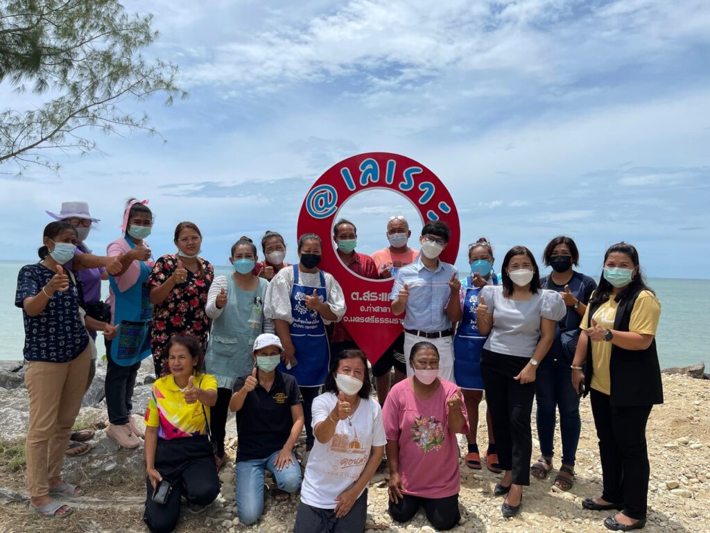 สำนักวิชาการบัญชีและการเงิน มหาวิทยาลัยวลัยลักษณ์&nbsp; ดำเนินโครงการบริการวิชาการรับใช้สังคม โดยมุ่งเน้นในด้านการให้ความรู้และยกระดับคุณภาพชีวิตของชุมชนในพื้นที่ รวมทั้งเพื่อให้การบริการคำปรึกษา ถ่ายทอดองค์ความรู้และนวัตกรรม&nbsp; ตลอดทั้งส่งเสริมและผลักดันให้เกิดการรวมตัวผู้ประกอบการ ชุมชน และประชาชนในพื้นที่ โดยใช้องค์ความรู้จากทั้ง 3 หลักสูตร ในสำนักวิชาการบัญชีและการเงิน ได้แก่ หลักสูตรบัญชี หลักสูตรการเงิน และหลักสูตรเศรษฐศาสตร์ &nbsp;  &nbsp;&nbsp;&nbsp;&nbsp;&nbsp;&nbsp;&nbsp;&nbsp;&nbsp; สำนักวิชาการบัญชีและการเงิน มุ่งเน้นการบูรณาการองค์ความรู้เพื่อสังคม ส่งเสริมการเป็นหลักในถิ่น โดยเฉพาะชุมชนรายรอบมหาวิทยาลัย การพัฒนาแหล่งท่องเที่ยวและยกระดับศักยภาพของแหล่งท่องเที่ยว โดยเฉพาะอย่างยิ่งแหล่งท่องเที่ยวทางทะเล ซึ่งเป็นฐานทรัพยากรที่สำคัญ ในการขับเคลื่อนทางเศรษฐกิจสร้างรายได้ให้กับชุมชน สร้างเครือข่ายทางสังคม และเกี่ยวข้องกับสิ่งแวดล้อม ที่มีเป็นสิ่งดึงดูดนักท่องเที่ยว และเป็นทรัพยากรที่จะสร้างรายได้ให้แก่ชุมชน  การยกระดับศักยภาพและมาตรฐานการท่องเที่ยวเพื่อพัฒนาเมืองชายฝั่งทะเลจังหวัดนครศรีธรรมราชในพื้นที่อำเภอท่าศาลา อำเภอสิชล และอำเภอขนอม จึงเป็นสิ่งสำคัญที่จะสร้างให้เป็นแหล่งท่องเที่ยวที่มีความพร้อมและศักยภาพในการรองรับนักท่องเที่ยวที่จะเดินทางมาท่องเที่ยว รวมทั้งการพัฒนาผู้ประกอบการด้านการท่องเที่ยวในท้องถิ่น รวมทั้งการสร้างภาคีเครือข่ายความร่วมมือ การใช้องค์ความรู้ด้านสิ่งแวดล้อม การเปิดเวทีเพื่อรับทราบปัญหาและความต้องการโดยตรงจากผู้ประกอบการและหน่วยงานที่เกี่ยวข้องในพื้นที่ เพื่อให้สำนักวิชาการเงินและบัญชี ได้เป็นส่วนหนึ่งในการสนับสนุนและการทำงานร่วมกันภายใต้ภารกิจบริการวิชาการและวิจัยในอนาคต โดยโครงการดังกล่าว มีวัตถุประสงค์ ได้แก่ (1) เพื่อระดมความคิดเห็นในด้านการพัฒนาการท่องเที่ยวเมืองชายฝั่งทะเลจังหวัดนครศรีธรรมราชการยกระดับศักยภาพและมาตรฐานการท่องเที่ยวเพื่อพัฒนาเมืองชายฝั่งทะเลจังหวัดนครศรีธรรมราช และ (2) เพื่อส่งเสริมและการยกระดับศักยภาพและมาตรฐานการท่องเที่ยวเพื่อพัฒนาเมืองชายฝั่งทะเลจังหวัดนครศรีธรรมราช ภายใต้โครงการดังกล่าว ประกอบด้วยกิจกรรมย่อย 3 กิจกรรม ได้แก่  กิจกรรมที่ 1 การระดมความเห็นเพื่อยกระดับและพัฒนามาตรฐานการท่องเที่ยวเมืองชายฝั่งนครศรีธรรมราช  กิจกรรม 2 การพัฒนาและยกระดับผู้ประกอบการธุรกิจการท่องเที่ยวและแหล่งท่องเที่ยวทางทะเล  กิจกรรม 3 การสร้างเครือข่ายการพัฒนาการท่องเที่ยวทางทะเลและชายฝั่งในพื้นที่จังหวัดนครศรีธรรมราช  หลังจากการดำเนินโครงการ พบว่าโครงการได้ดำเนินโครงการได้บรรลุวัตถุประสงค์ พบว่า มีจำนวนผู้เข้ารับบริการในพื้นที่ อำเภอขนอม อำเภอสิชล และอำเภอท่าศาลา จังหวัดนครศรีธรรมราช เข้าถึงการให้บริการ มากกว่า 100 ราย สามารถสร้างเครือข่ายความร่วมมือหน่วยงานภาครัฐ ภาคเอกชน และสถาบันการศึกษา และร้อยละ 90 ของผู้เข้าร่วมโครงการ มีความความพึงพอใจ เนื่องจากผู้เข้าร่วมโครงการได้รับองค์ความรู้เพิ่มขึ้น และสามารถนำองค์ความรู้ไปใช้ประโยชน์ได้จริง ส่งผลลัพธ์ให้เกิดการพัฒนาแหล่งท่องเที่ยวอย่างยั่งยืน และสร้างความเข้มแข็งให้ธุรกิจการท่องเที่ยวทางทะเลสามารถดำเนินกิจการได้อย่างยั่งยืน ซึ่งสร้างผลลัพธ์ให้เกิดการกระตุ้นเศรษฐกิจในชุมชนท้องถิ่น รวมทั้งส่งเสริมให้นักท่องเที่ยวและผู้มาเยือนมีจำนวนเพิ่มมากขึ้น ส่งผลให้เกิดการกระจายรายได้ เสริมสร้างภาคี ความร่วมมือของทุกภาคส่วนที่เกี่ยวข้องเพื่อมุ่งสู่เป้าหมายเดียวกัน  ทั้งนี้โครงการดังกล่าวมีความสอดคล้องกับ Sustainable Development Goals : SDGs ดังต่อไปนี้  GOAL 1. No Poverty  GOAL 3. Good Health and Well-being  GOAL 4. Quality Education  GOAL 8. Decent Work and Economic Growth  GOAL 12. Responsible Consumption and Production  GOAL 14. Life Below Water  GOAL 17. Partnerships to achieve the Goal