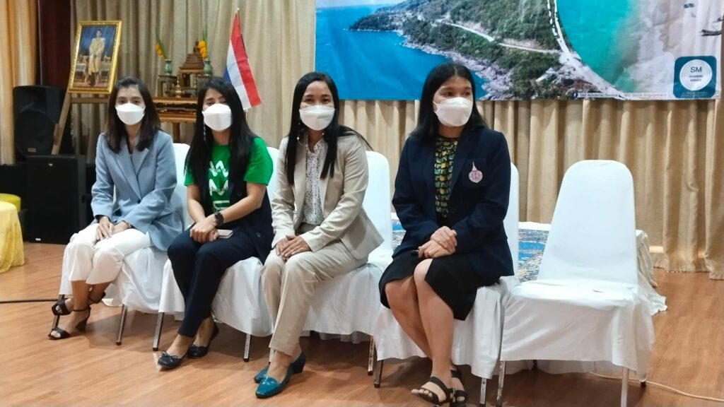 สำนักวิชาการบัญชีและการเงิน มหาวิทยาลัยวลัยลักษณ์&nbsp; ดำเนินโครงการบริการวิชาการรับใช้สังคม โดยมุ่งเน้นในด้านการให้ความรู้และยกระดับคุณภาพชีวิตของชุมชนในพื้นที่ รวมทั้งเพื่อให้การบริการคำปรึกษา ถ่ายทอดองค์ความรู้และนวัตกรรม&nbsp; ตลอดทั้งส่งเสริมและผลักดันให้เกิดการรวมตัวผู้ประกอบการ ชุมชน และประชาชนในพื้นที่ โดยใช้องค์ความรู้จากทั้ง 3 หลักสูตร ในสำนักวิชาการบัญชีและการเงิน ได้แก่ หลักสูตรบัญชี หลักสูตรการเงิน และหลักสูตรเศรษฐศาสตร์ &nbsp;  &nbsp;&nbsp;&nbsp;&nbsp;&nbsp;&nbsp;&nbsp;&nbsp;&nbsp; สำนักวิชาการบัญชีและการเงิน มุ่งเน้นการบูรณาการองค์ความรู้เพื่อสังคม ส่งเสริมการเป็นหลักในถิ่น โดยเฉพาะชุมชนรายรอบมหาวิทยาลัย การพัฒนาแหล่งท่องเที่ยวและยกระดับศักยภาพของแหล่งท่องเที่ยว โดยเฉพาะอย่างยิ่งแหล่งท่องเที่ยวทางทะเล ซึ่งเป็นฐานทรัพยากรที่สำคัญ ในการขับเคลื่อนทางเศรษฐกิจสร้างรายได้ให้กับชุมชน สร้างเครือข่ายทางสังคม และเกี่ยวข้องกับสิ่งแวดล้อม ที่มีเป็นสิ่งดึงดูดนักท่องเที่ยว และเป็นทรัพยากรที่จะสร้างรายได้ให้แก่ชุมชน  การยกระดับศักยภาพและมาตรฐานการท่องเที่ยวเพื่อพัฒนาเมืองชายฝั่งทะเลจังหวัดนครศรีธรรมราชในพื้นที่อำเภอท่าศาลา อำเภอสิชล และอำเภอขนอม จึงเป็นสิ่งสำคัญที่จะสร้างให้เป็นแหล่งท่องเที่ยวที่มีความพร้อมและศักยภาพในการรองรับนักท่องเที่ยวที่จะเดินทางมาท่องเที่ยว รวมทั้งการพัฒนาผู้ประกอบการด้านการท่องเที่ยวในท้องถิ่น รวมทั้งการสร้างภาคีเครือข่ายความร่วมมือ การใช้องค์ความรู้ด้านสิ่งแวดล้อม การเปิดเวทีเพื่อรับทราบปัญหาและความต้องการโดยตรงจากผู้ประกอบการและหน่วยงานที่เกี่ยวข้องในพื้นที่ เพื่อให้สำนักวิชาการเงินและบัญชี ได้เป็นส่วนหนึ่งในการสนับสนุนและการทำงานร่วมกันภายใต้ภารกิจบริการวิชาการและวิจัยในอนาคต โดยโครงการดังกล่าว มีวัตถุประสงค์ ได้แก่ (1) เพื่อระดมความคิดเห็นในด้านการพัฒนาการท่องเที่ยวเมืองชายฝั่งทะเลจังหวัดนครศรีธรรมราชการยกระดับศักยภาพและมาตรฐานการท่องเที่ยวเพื่อพัฒนาเมืองชายฝั่งทะเลจังหวัดนครศรีธรรมราช และ (2) เพื่อส่งเสริมและการยกระดับศักยภาพและมาตรฐานการท่องเที่ยวเพื่อพัฒนาเมืองชายฝั่งทะเลจังหวัดนครศรีธรรมราช ภายใต้โครงการดังกล่าว ประกอบด้วยกิจกรรมย่อย 3 กิจกรรม ได้แก่  กิจกรรมที่ 1 การระดมความเห็นเพื่อยกระดับและพัฒนามาตรฐานการท่องเที่ยวเมืองชายฝั่งนครศรีธรรมราช  กิจกรรม 2 การพัฒนาและยกระดับผู้ประกอบการธุรกิจการท่องเที่ยวและแหล่งท่องเที่ยวทางทะเล  กิจกรรม 3 การสร้างเครือข่ายการพัฒนาการท่องเที่ยวทางทะเลและชายฝั่งในพื้นที่จังหวัดนครศรีธรรมราช  หลังจากการดำเนินโครงการ พบว่าโครงการได้ดำเนินโครงการได้บรรลุวัตถุประสงค์ พบว่า มีจำนวนผู้เข้ารับบริการในพื้นที่ อำเภอขนอม อำเภอสิชล และอำเภอท่าศาลา จังหวัดนครศรีธรรมราช เข้าถึงการให้บริการ มากกว่า 100 ราย สามารถสร้างเครือข่ายความร่วมมือหน่วยงานภาครัฐ ภาคเอกชน และสถาบันการศึกษา และร้อยละ 90 ของผู้เข้าร่วมโครงการ มีความความพึงพอใจ เนื่องจากผู้เข้าร่วมโครงการได้รับองค์ความรู้เพิ่มขึ้น และสามารถนำองค์ความรู้ไปใช้ประโยชน์ได้จริง ส่งผลลัพธ์ให้เกิดการพัฒนาแหล่งท่องเที่ยวอย่างยั่งยืน และสร้างความเข้มแข็งให้ธุรกิจการท่องเที่ยวทางทะเลสามารถดำเนินกิจการได้อย่างยั่งยืน ซึ่งสร้างผลลัพธ์ให้เกิดการกระตุ้นเศรษฐกิจในชุมชนท้องถิ่น รวมทั้งส่งเสริมให้นักท่องเที่ยวและผู้มาเยือนมีจำนวนเพิ่มมากขึ้น ส่งผลให้เกิดการกระจายรายได้ เสริมสร้างภาคี ความร่วมมือของทุกภาคส่วนที่เกี่ยวข้องเพื่อมุ่งสู่เป้าหมายเดียวกัน  ทั้งนี้โครงการดังกล่าวมีความสอดคล้องกับ Sustainable Development Goals : SDGs ดังต่อไปนี้  GOAL 1. No Poverty  GOAL 3. Good Health and Well-being  GOAL 4. Quality Education  GOAL 8. Decent Work and Economic Growth  GOAL 12. Responsible Consumption and Production  GOAL 14. Life Below Water  GOAL 17. Partnerships to achieve the Goal