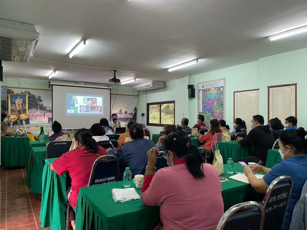 หลักสูตรบริหารธุรกิจบัณฑิต สาขาการจัดการธุรกิจเเละการเงินยุคดิจิทัล สำนักวิชาการบัญชีเเละการเงิน เข้าร่วมโครงการส่งเสริมทักษะและพัฒนาศักยภาพนักศึกษา : กิจกรรมพันธกิจสัมพันธ์ชุมชนเพื่อการพัฒนาอย่างยั่งยืนจัดขึ้นในวันที่ 29 ตุลาคม 2565 นำโดย ดร.วศิน ประดิษฐศิลป์ , ดร.พรเพ็ญ ทิพยนา, อาจารย์นลินี ทินนาม ร่วมกับบุคลากร และนักศึกษาหลักสูตรบริหารธุรกิจบัณฑิต สาขาการเงิน ร่วมกันจัดโครงการบริการวิชาการ และแลกเปลี่ยนความรู้ ประสบการณ์ การนำความรู้เชิงบริการธุรกิจ เพื่อส่งเสริมให้เกษตรกรซึ่งเป็นผู้ประกอบการ มีความรู้ในการพัฒนาผลิตภัณฑ์ของชุมชน โดยคำนึงถึงองค์ประกอบในการคิดต้นทุนสินค้า, การตั้งราคาขายของผลิตภัณฑ์ โดยมีการแนะนำการวางแผนทางธุรกิจ เพื่อเป็นการพัฒนาสินค้าในอนาคต